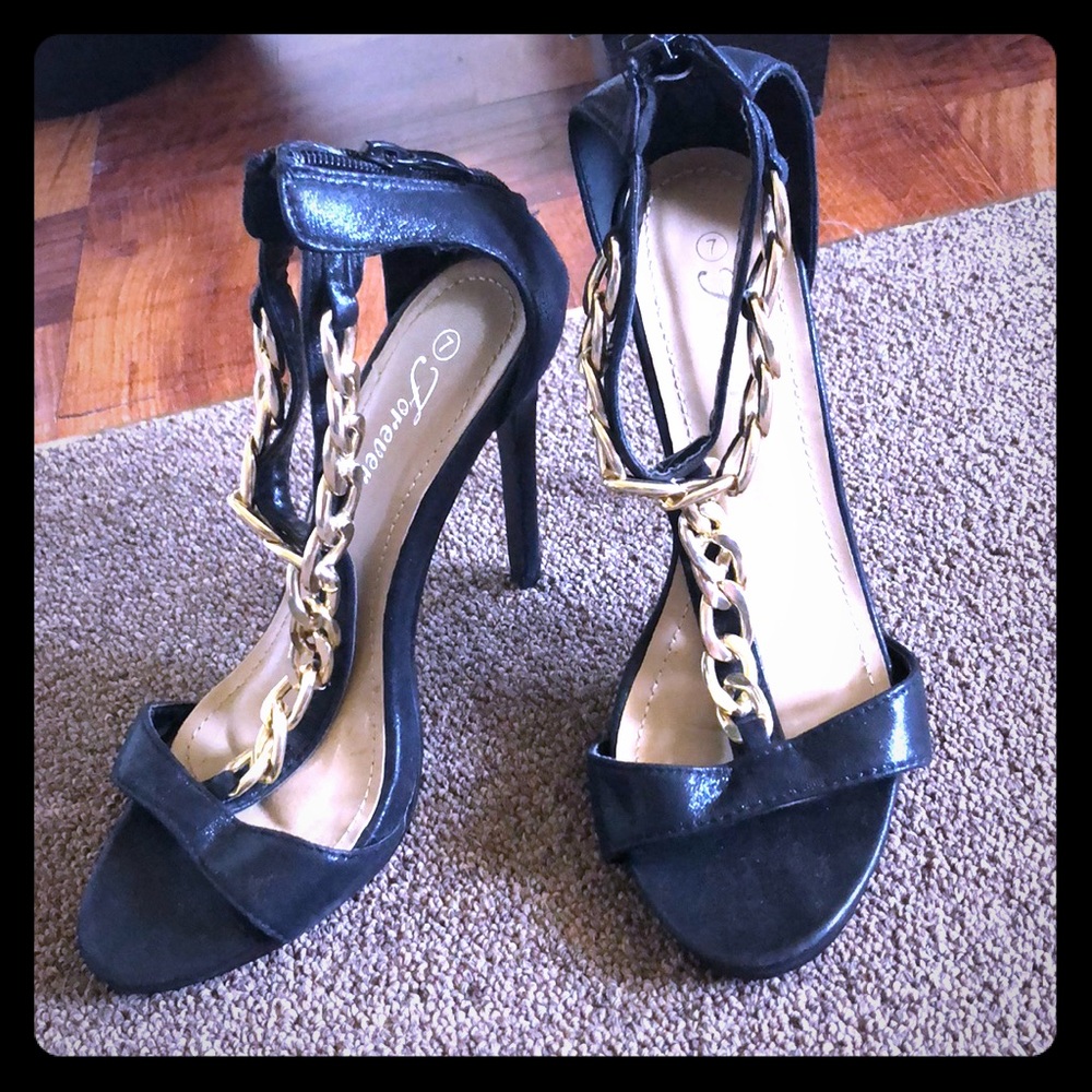 Black stilettos with gold chain